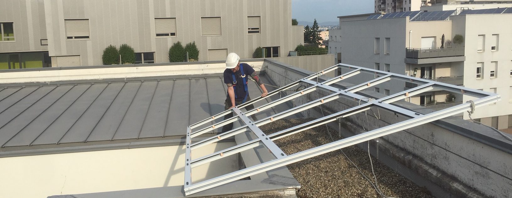 pose d'un cadre en aluminium avec vitres sur un toit