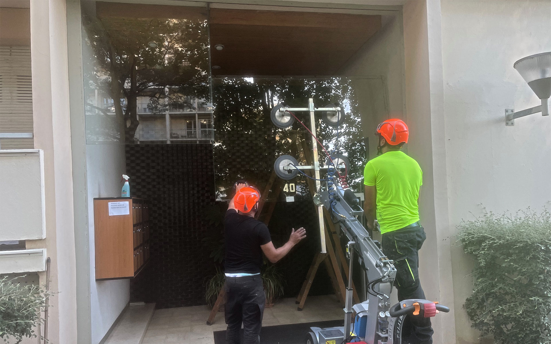 Installation d'un vitrage par deux techniciens