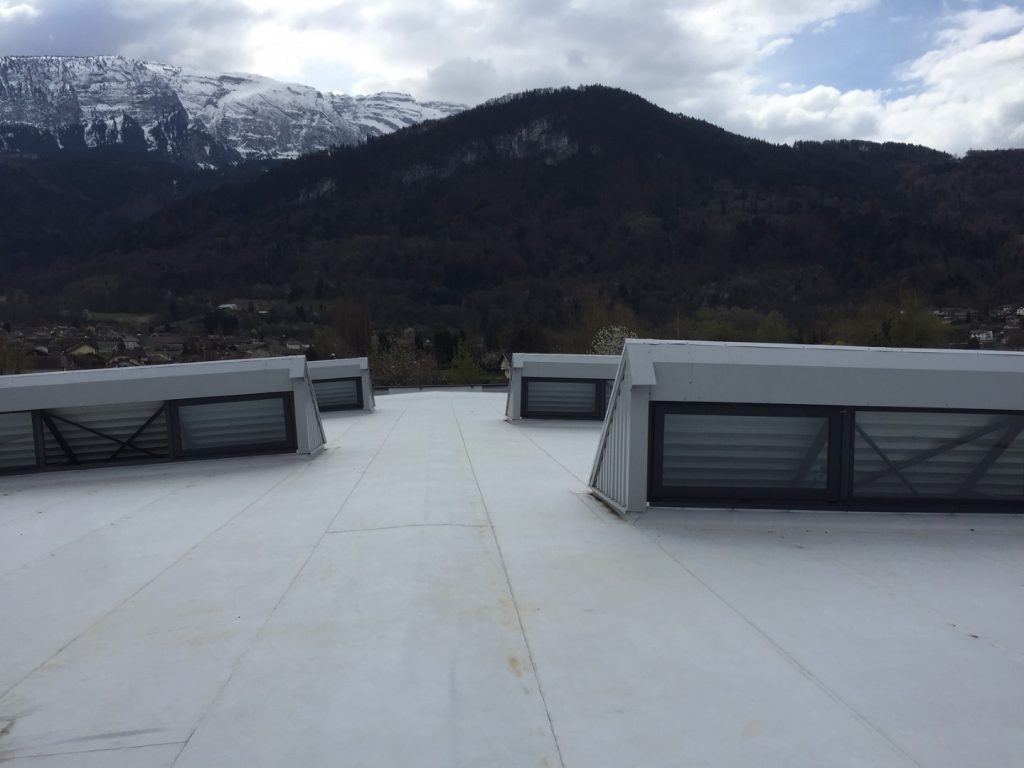 installation de vitres sur toit batiment