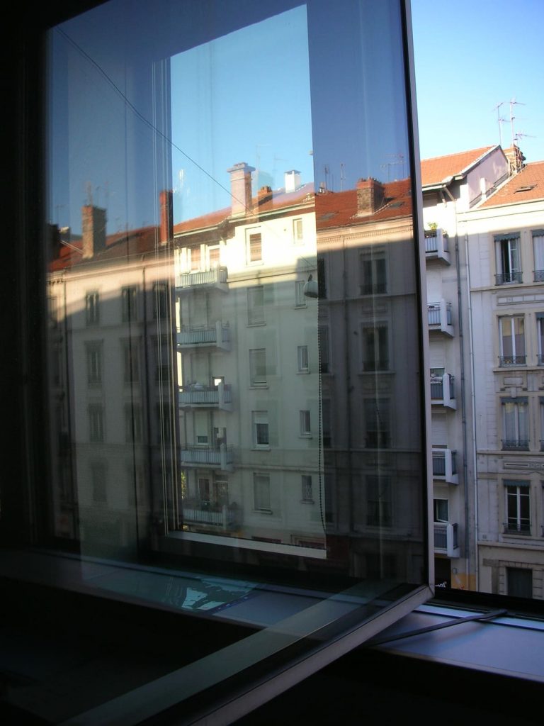Lyon - remplacement de vitrages sur la façade de la Caisse d’allocations familiales (vue 4)