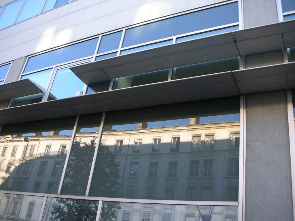 Lyon - remplacement de vitrages sur la façade de la Caisse d’allocations familiales (vue 5)