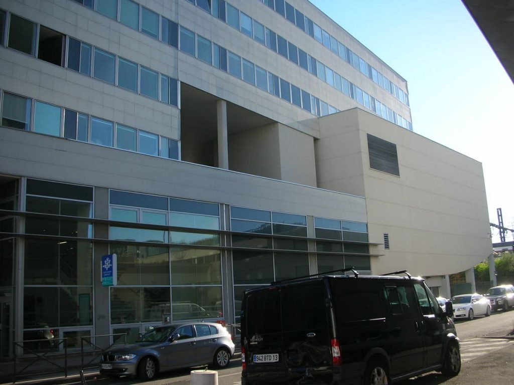 Lyon - remplacement de vitrages sur la façade de la Caisse d’allocations familiales (vue 3)