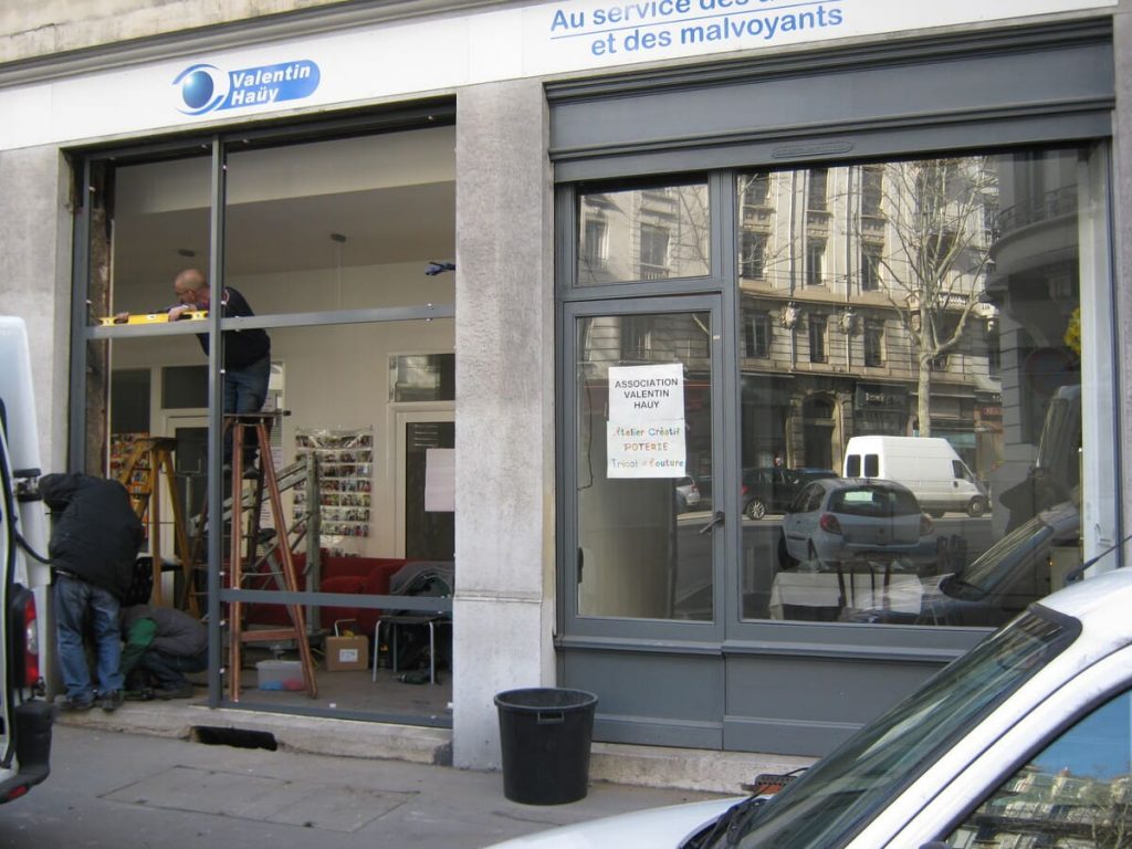 Lyon – remplacement d’une vitrine d’association pour personnes aveugles (vue 5)