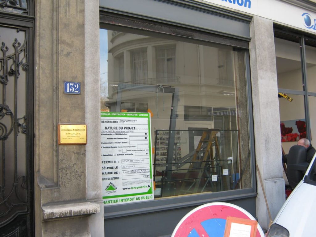 Lyon – remplacement d’une vitrine d’association pour personnes aveugles (vue 6)