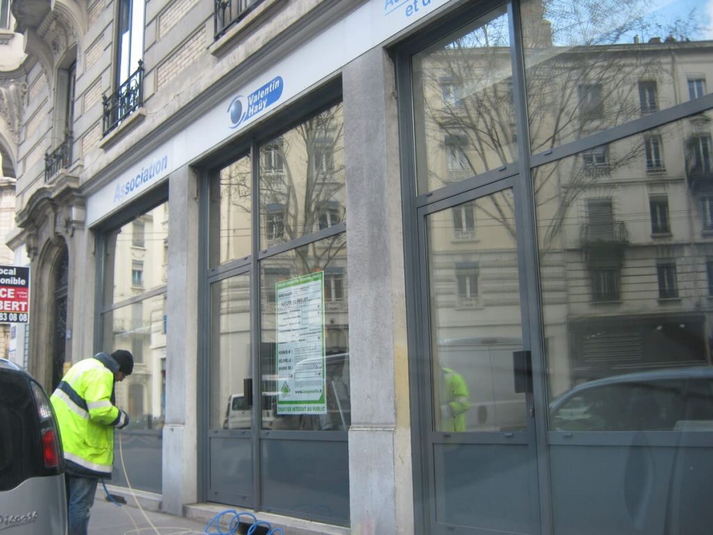 Lyon – remplacement d’une vitrine d’association pour personnes aveugles (vue 7)