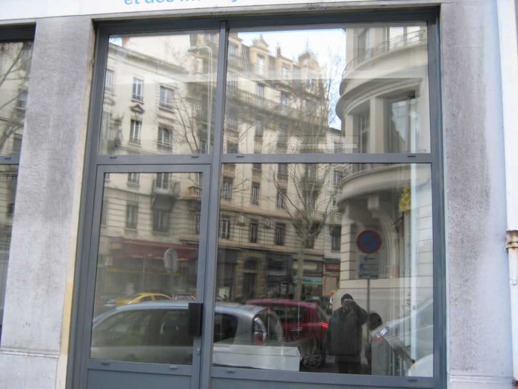 Lyon – remplacement d’une vitrine d’association pour personnes aveugles (vue 1)