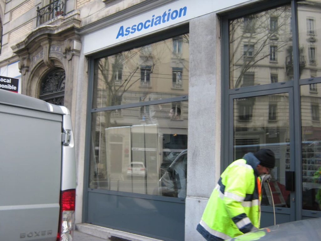 Lyon – remplacement d’une vitrine d’association pour personnes aveugles (vue 3)