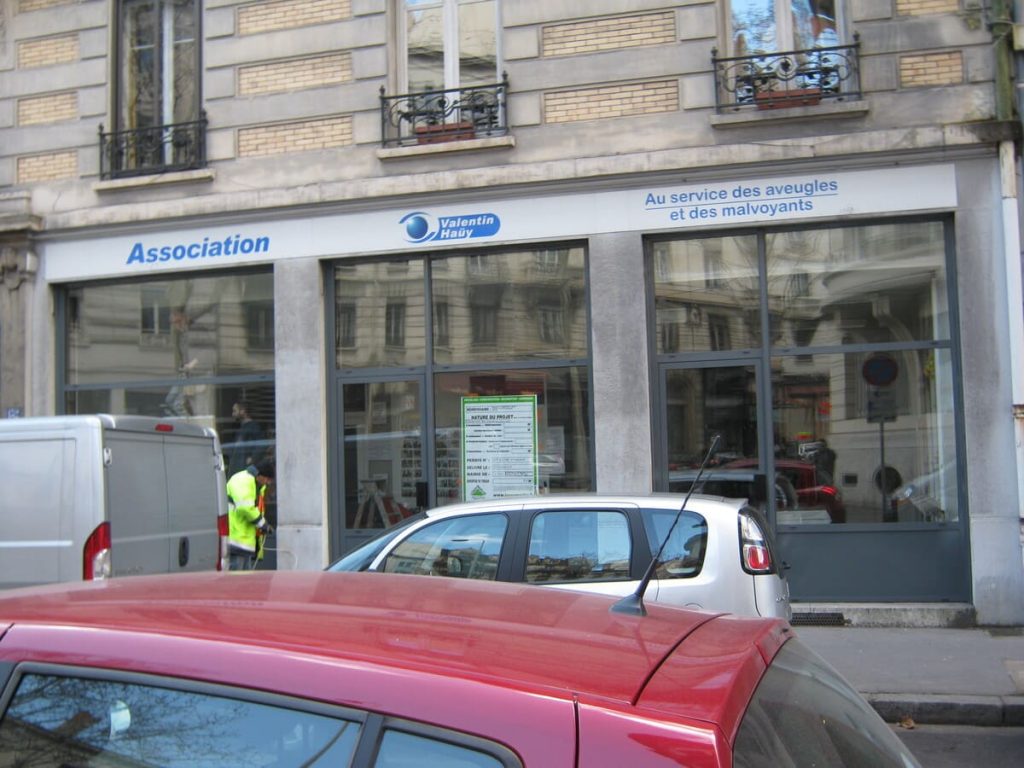 Lyon – remplacement d’une vitrine d’association pour personnes aveugles (vue 4)