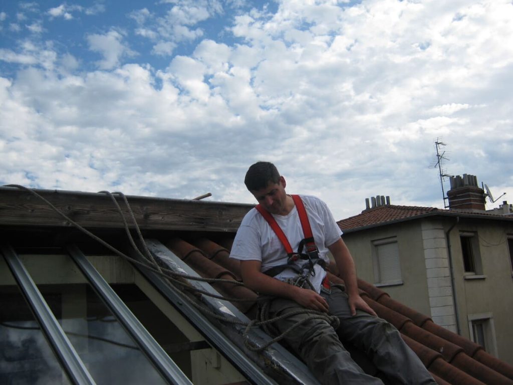 ouvrier sur un toit