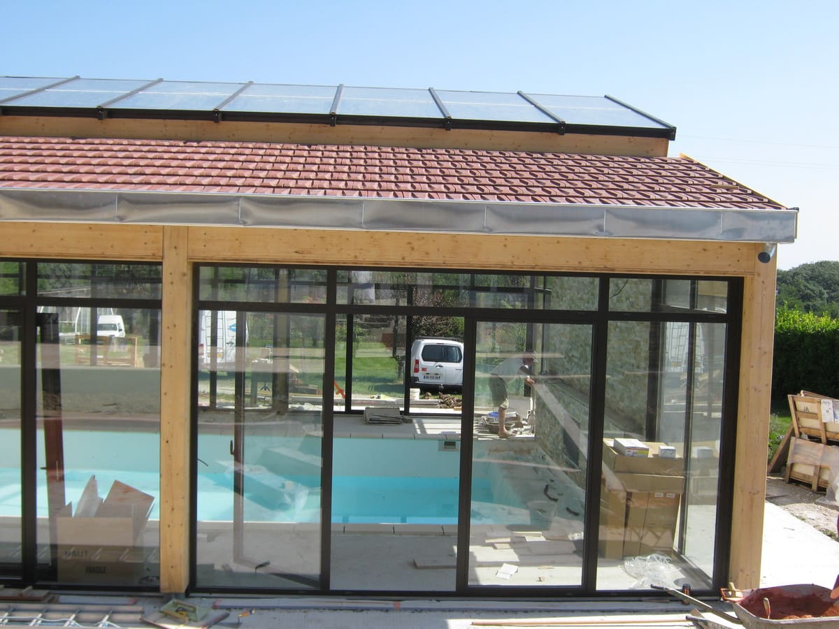 toit vitré sur piscine (vue extérieur 6)